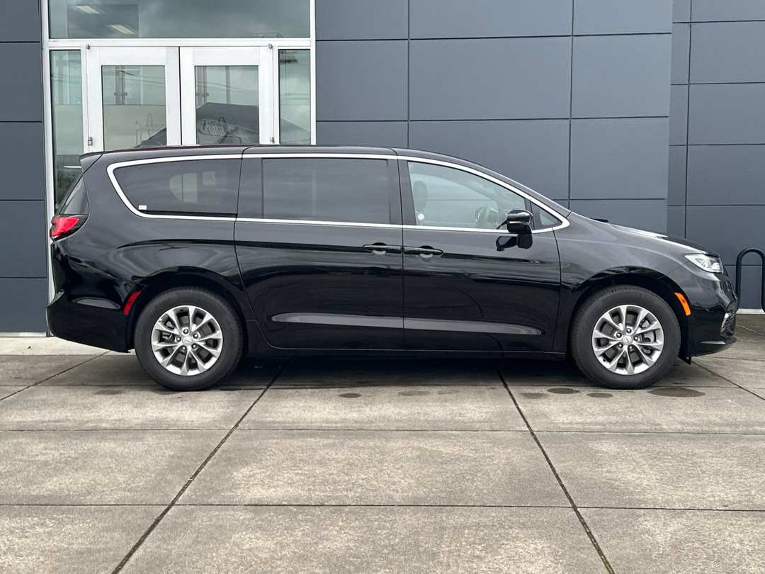 In Transit 2026 Chrysler Pacifica Limited - Image 2