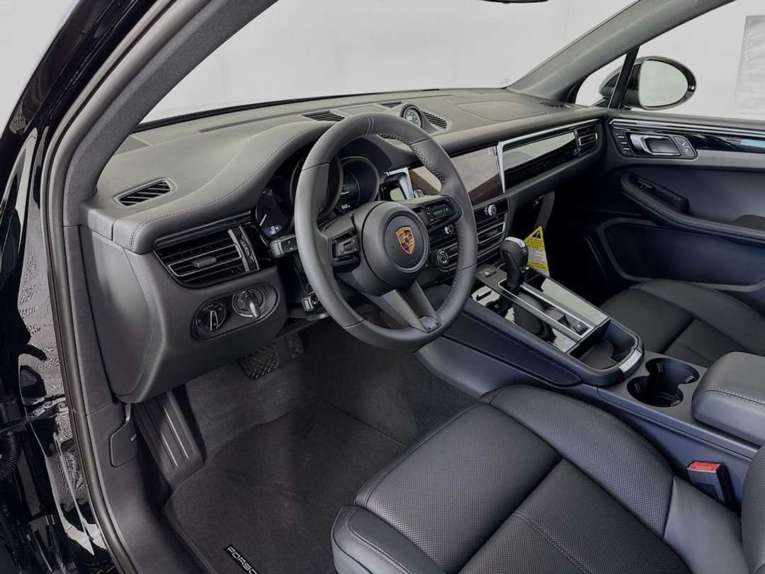 2026 Porsche Macan - Image 7