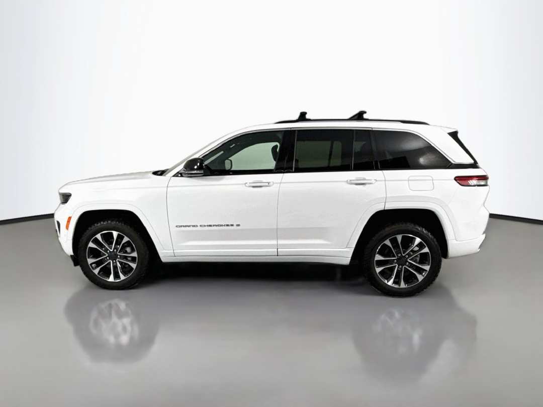 2023 Jeep Grand Cherokee Overland - Image 2