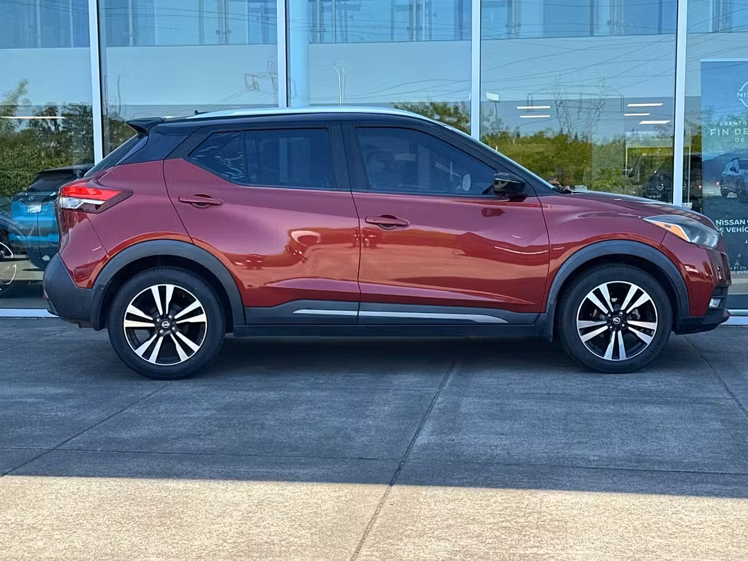2019 Nissan Kicks SR - Image 2