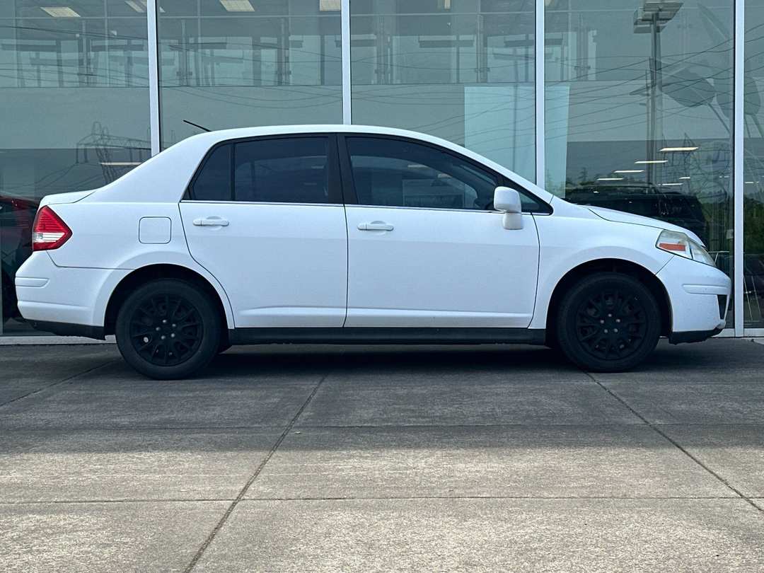 2009 Nissan Versa 1.8 S - Image 2