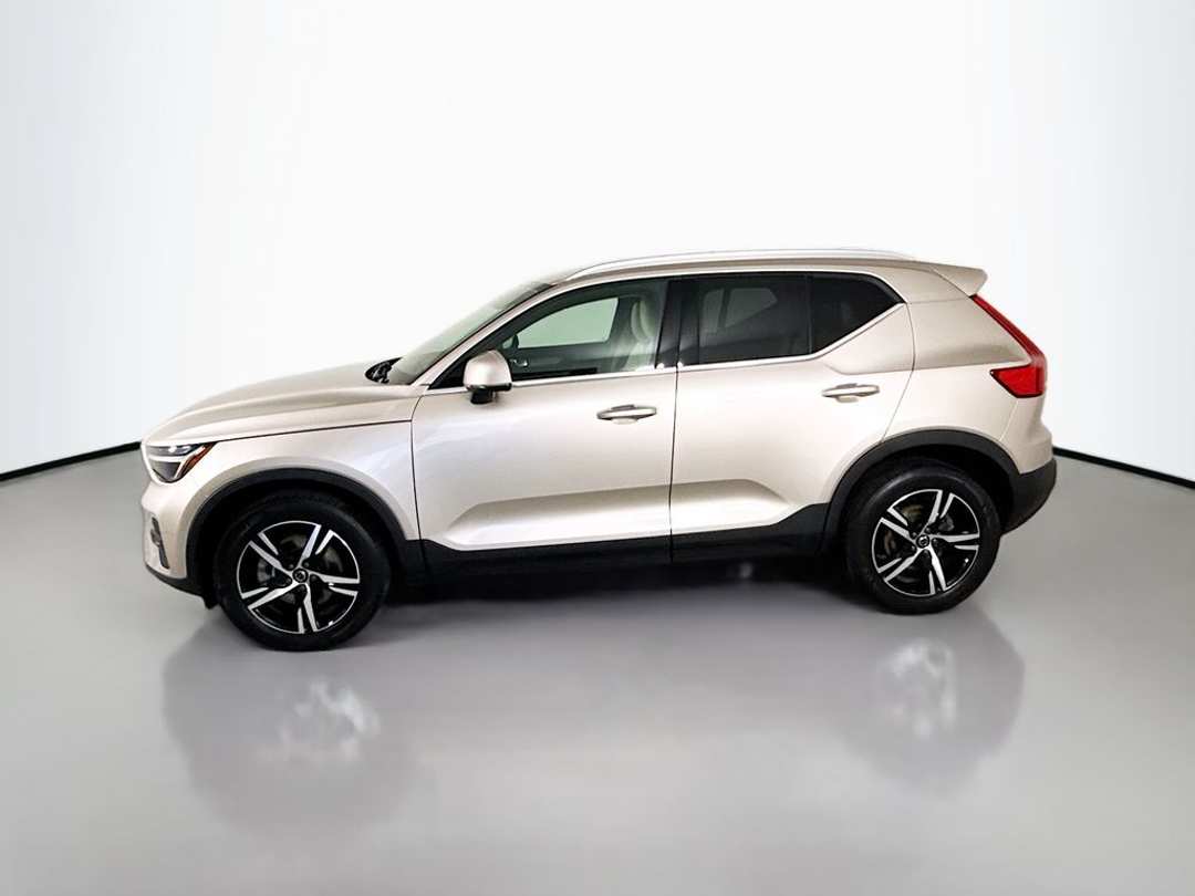 2023 Volvo Xc40 B5 Plus Bright Theme - Image 3