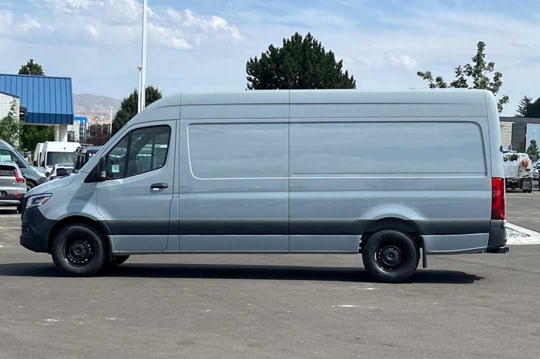 2024 Mercedes-Benz Sprinter 2500 Cargo 170 WB - Image 3