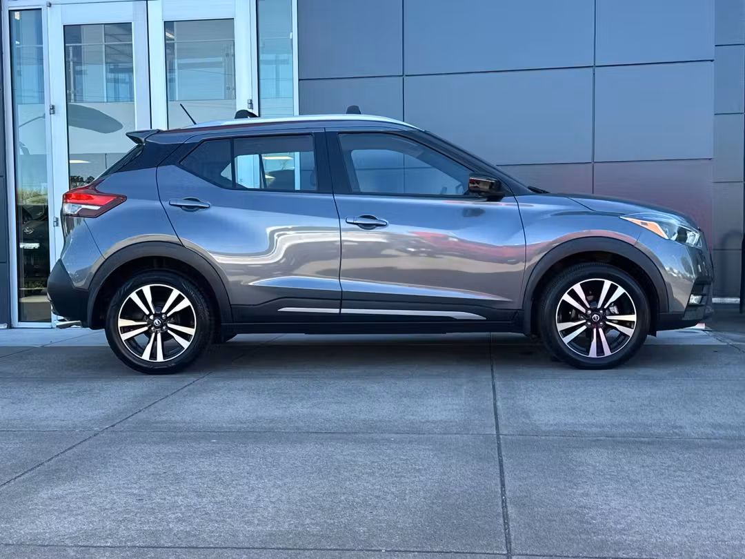 2019 Nissan Kicks SR - Image 2