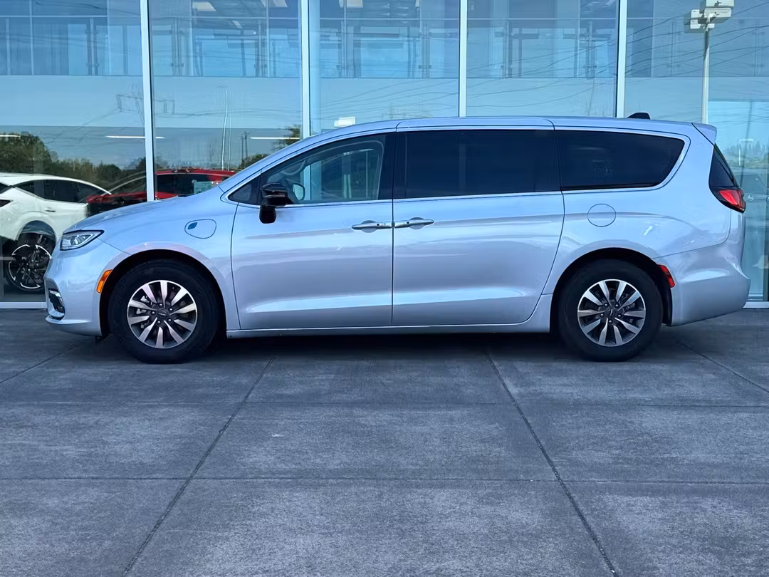 2024 Chrysler Pacifica Hybrid Select - Image 6