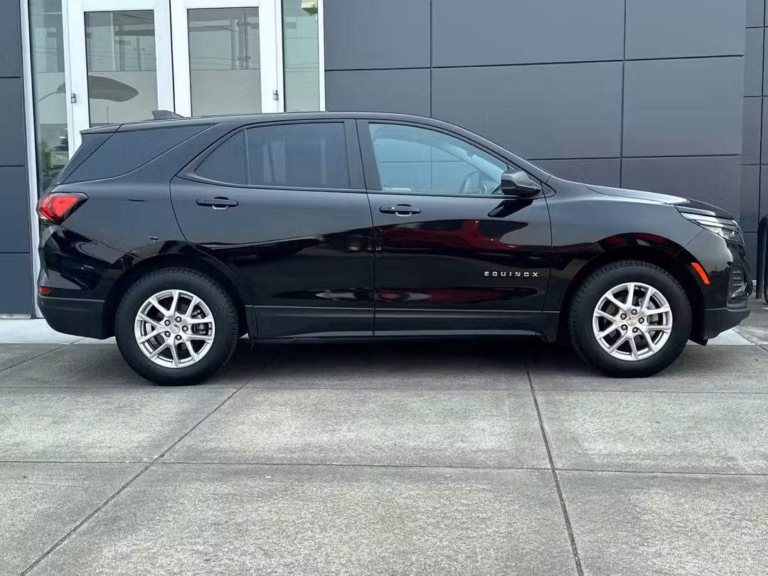 2023 Chevrolet Equinox LS - Image 2