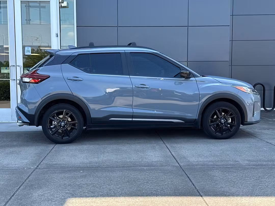 2022 Nissan Kicks SR - Image 2