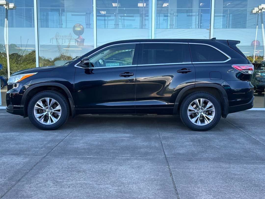 2015 Toyota Highlander LE Plus V6 - Image 6