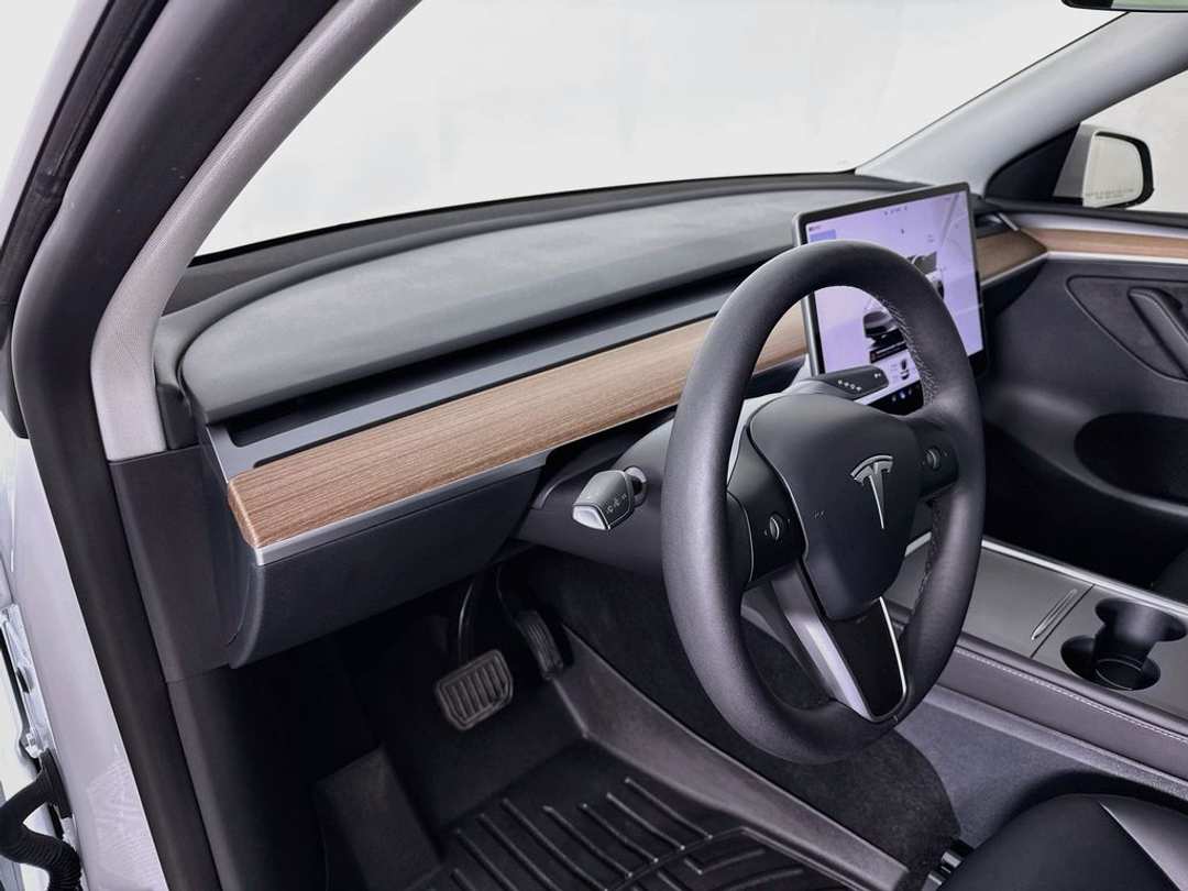 2025 Tesla Model Y Long Range - Image 7