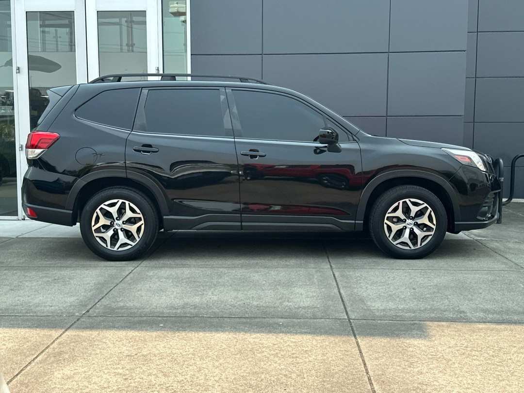 2022 Subaru Forester Premium - Image 2