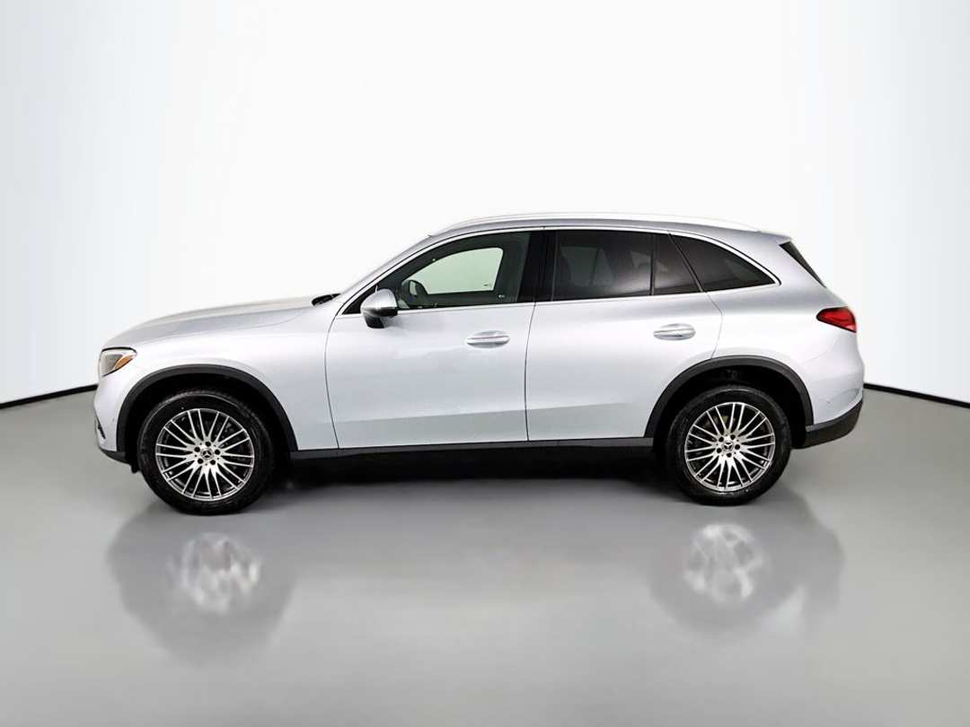 2026 Mercedes-Benz GLC 300 - Image 3