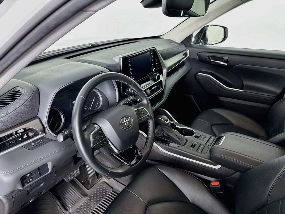 2021 Toyota Highlander XLE - Image 7