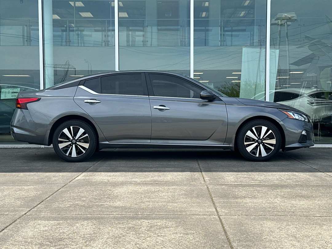2022 Nissan Altima 2.5 SV - Image 2
