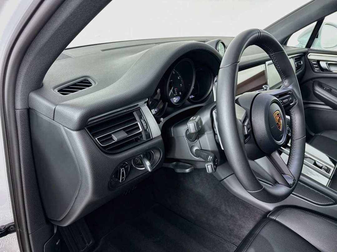 2026 Porsche Macan - Image 7