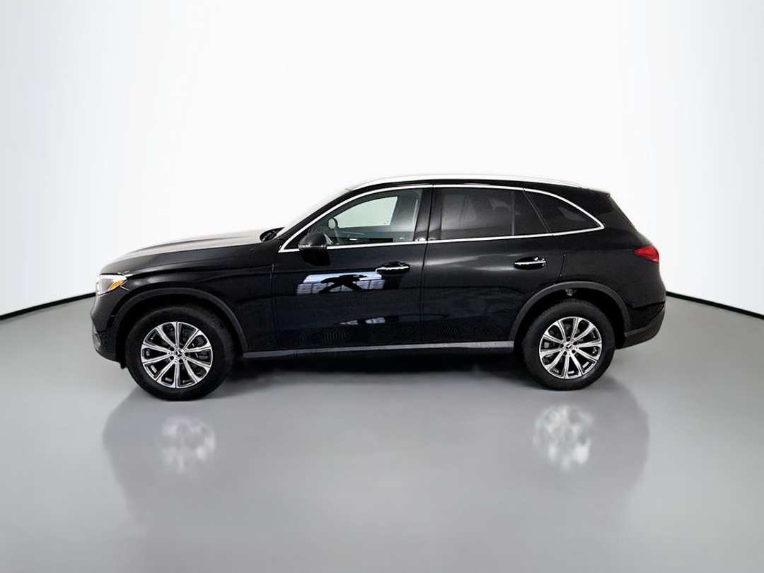 2026 Mercedes-Benz GLC 300 - Image 3