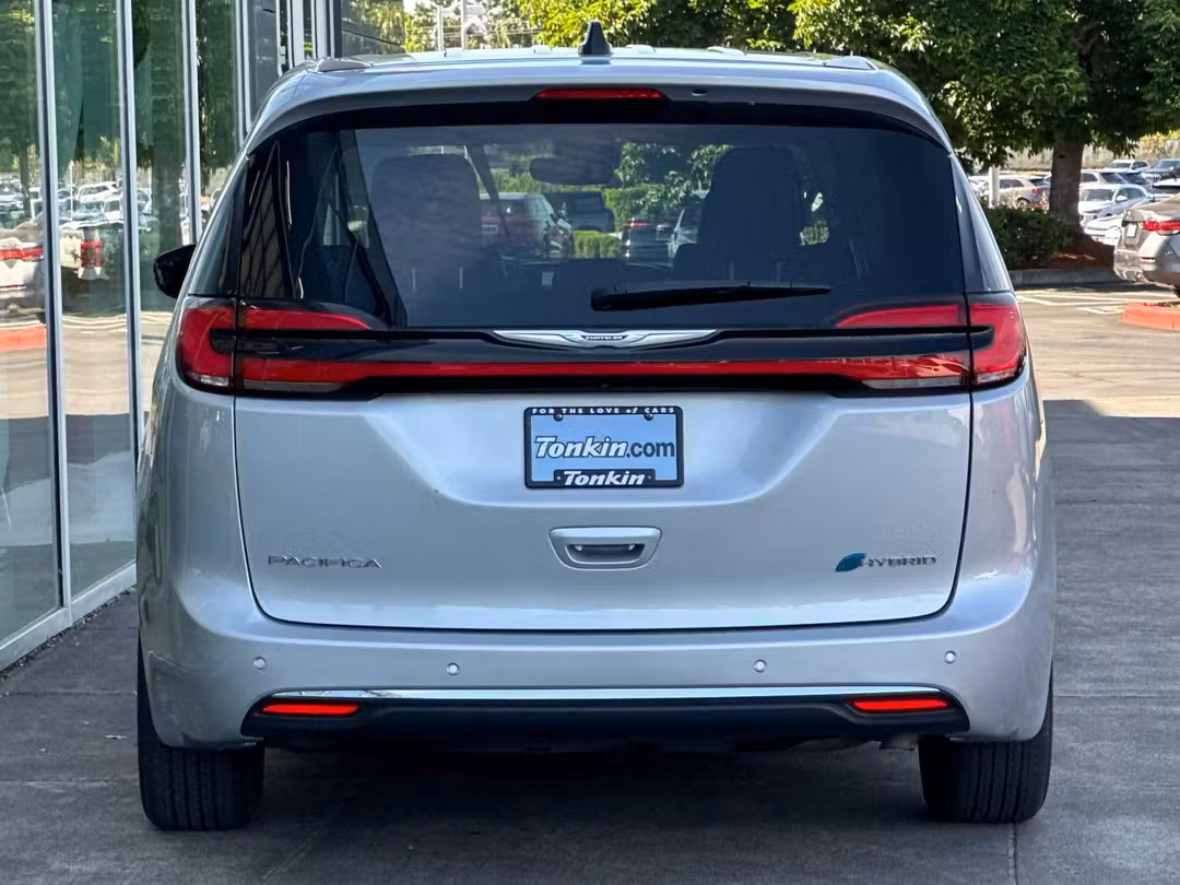2024 Chrysler Pacifica Hybrid Select - Image 4