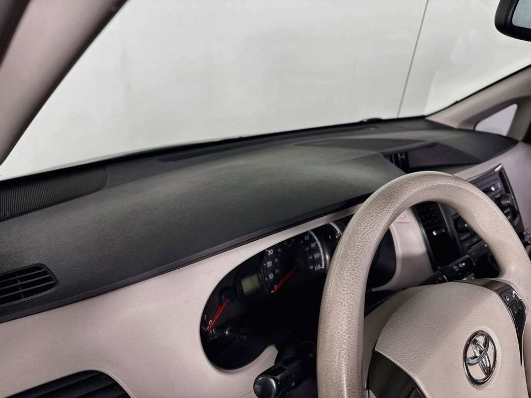 2011 Toyota Sienna LE - Image 7