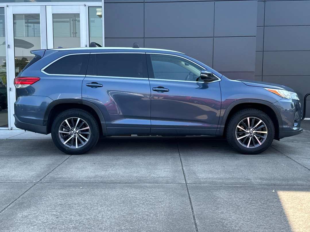 2017 Toyota Highlander XLE - Image 2