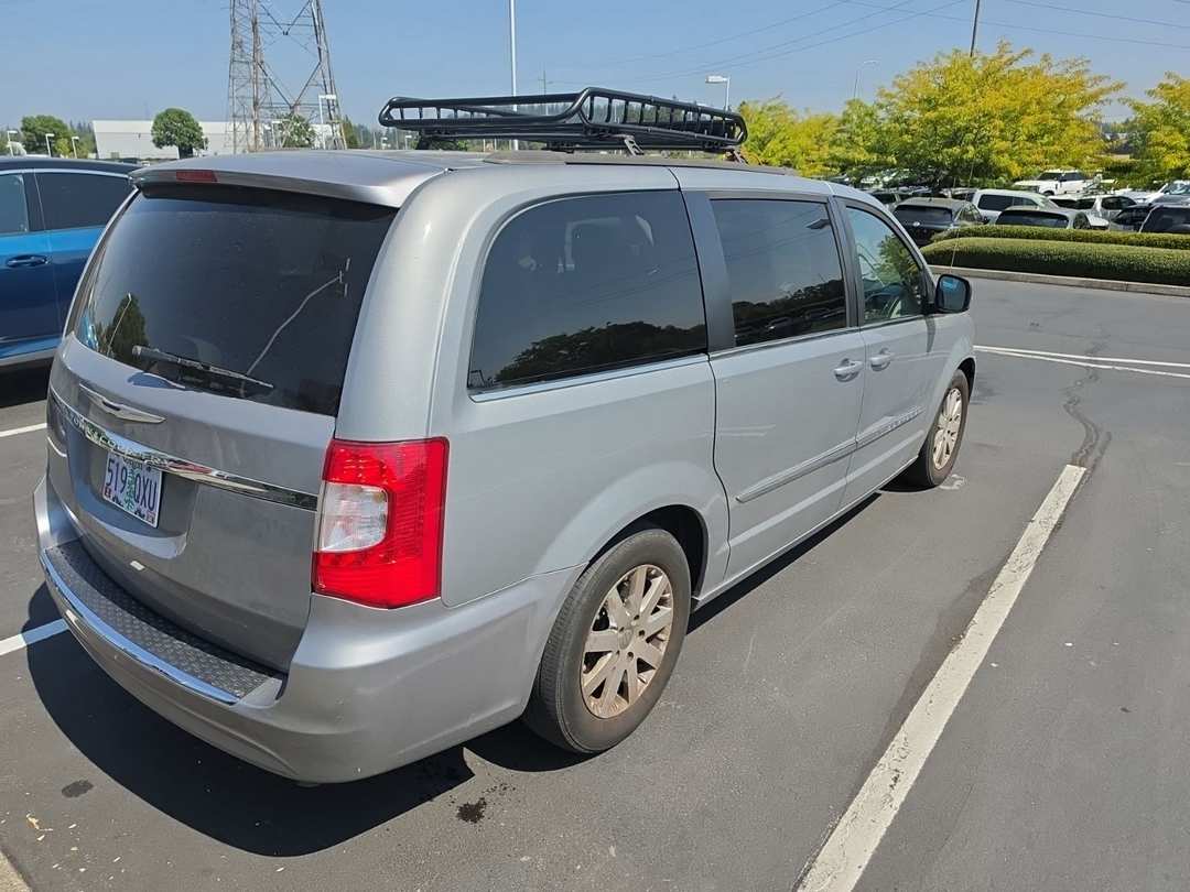2014 Chrysler Town & Country Touring - Image 4