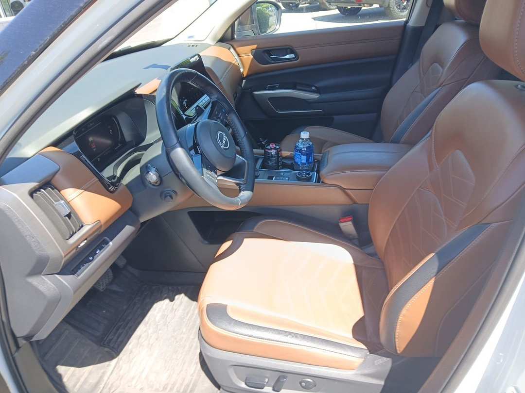 2023 Nissan Pathfinder Platinum - Image 3
