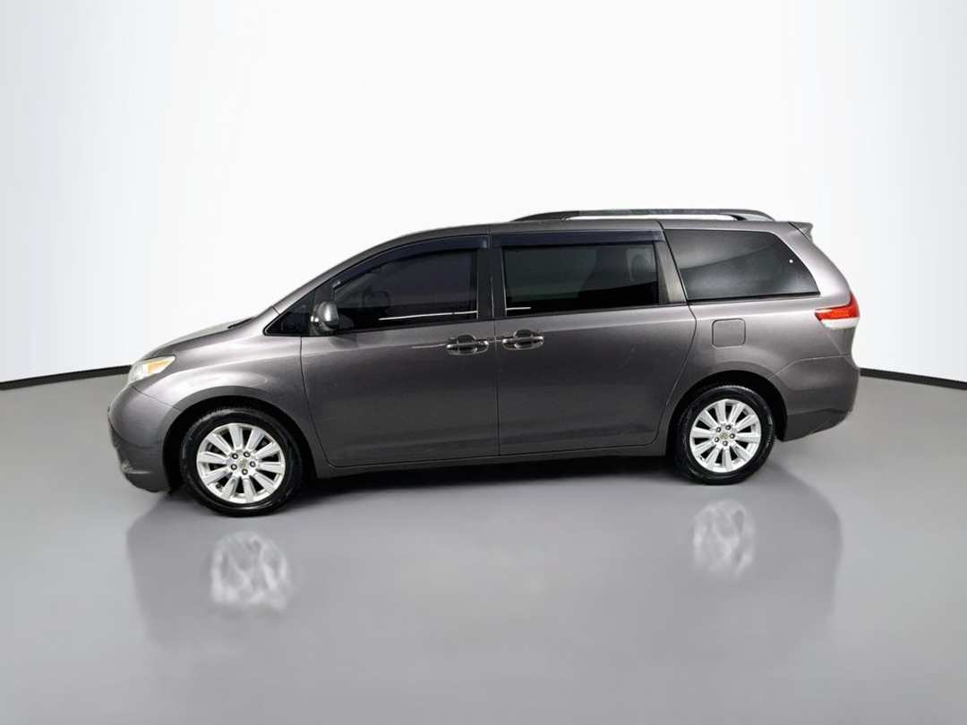 2011 Toyota Sienna LE - Image 3