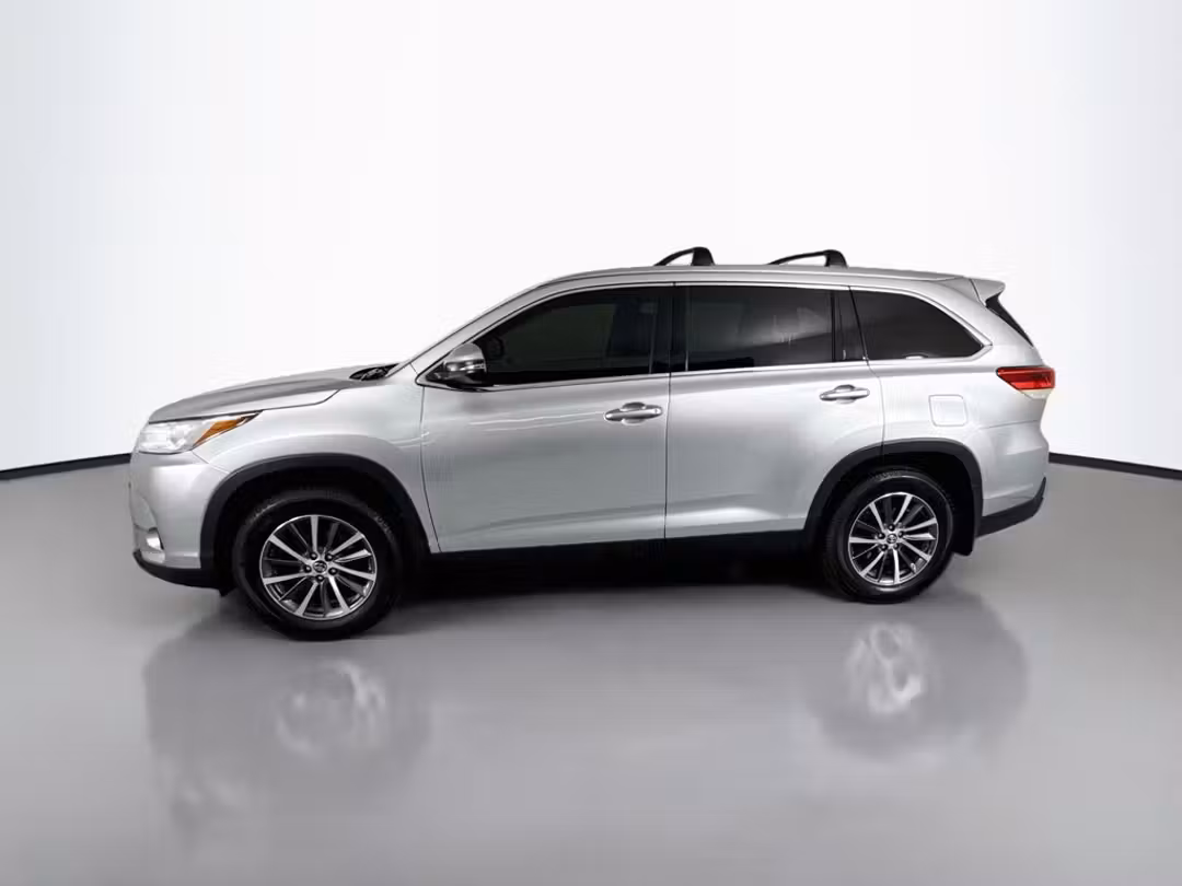 2019 Toyota Highlander XLE - Image 2