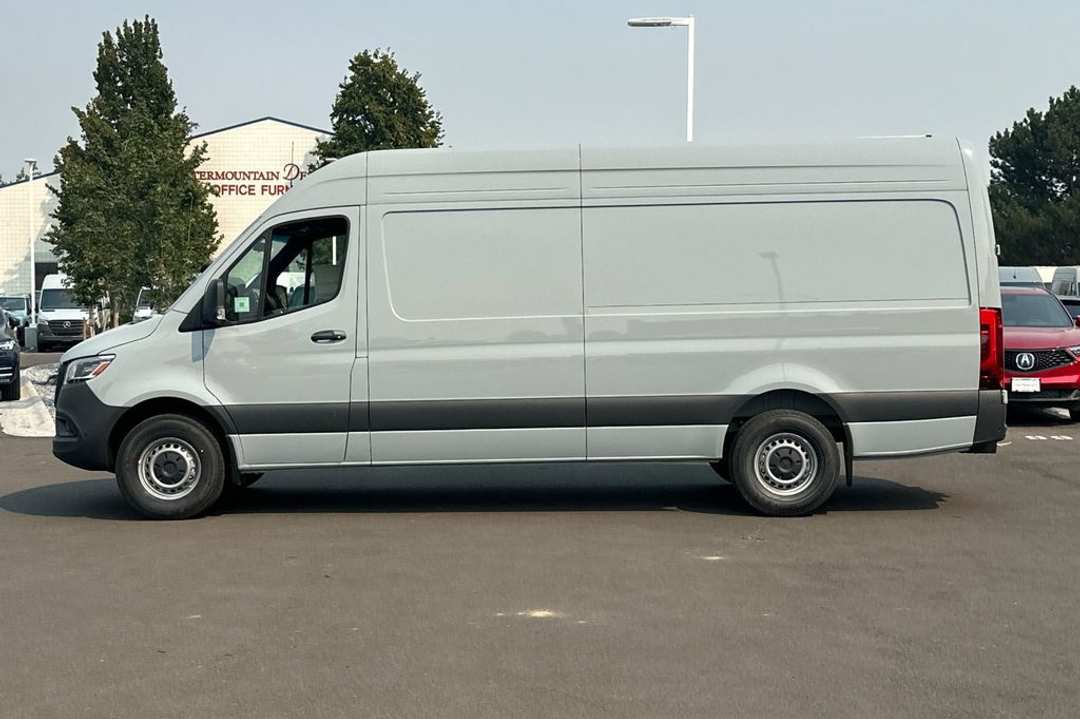 2024 Mercedes-Benz Sprinter 2500 Cargo 170 WB - Image 3