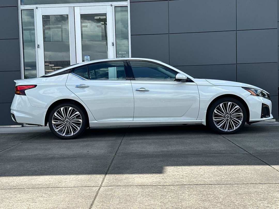 2025 Nissan Altima 2.5 SL - Image 2