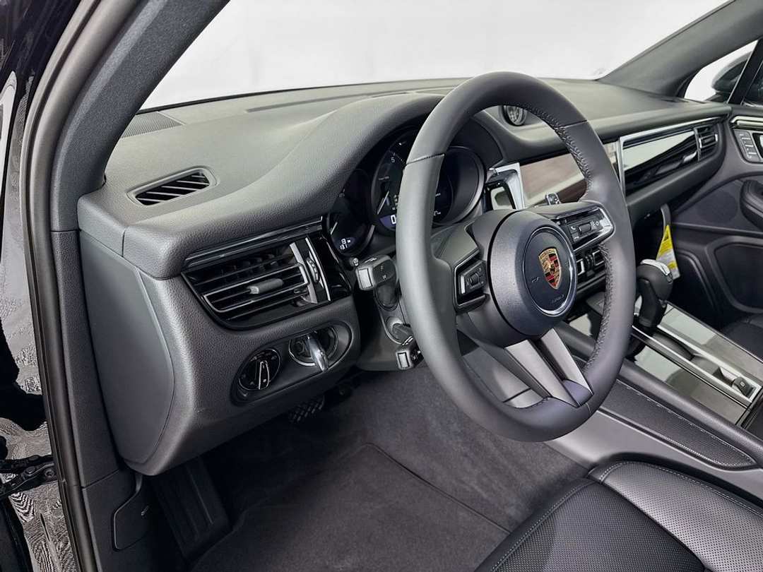 2026 Porsche Macan - Image 7