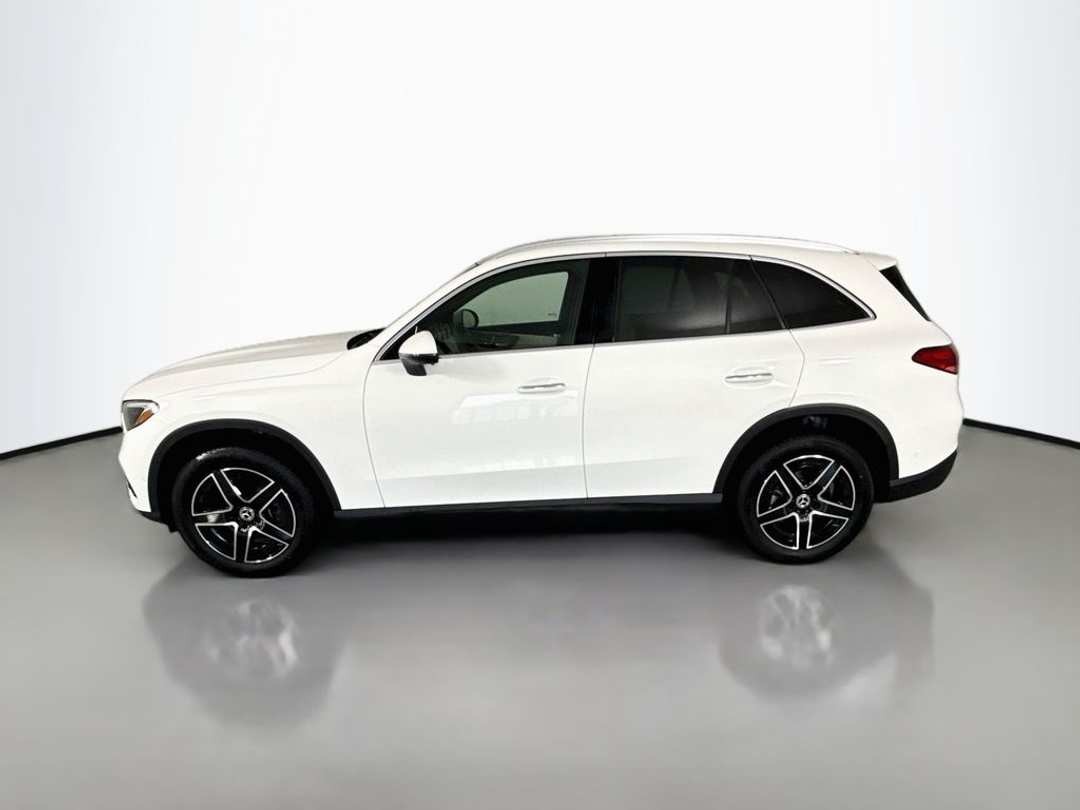 2026 Mercedes-Benz GLC 300 - Image 3