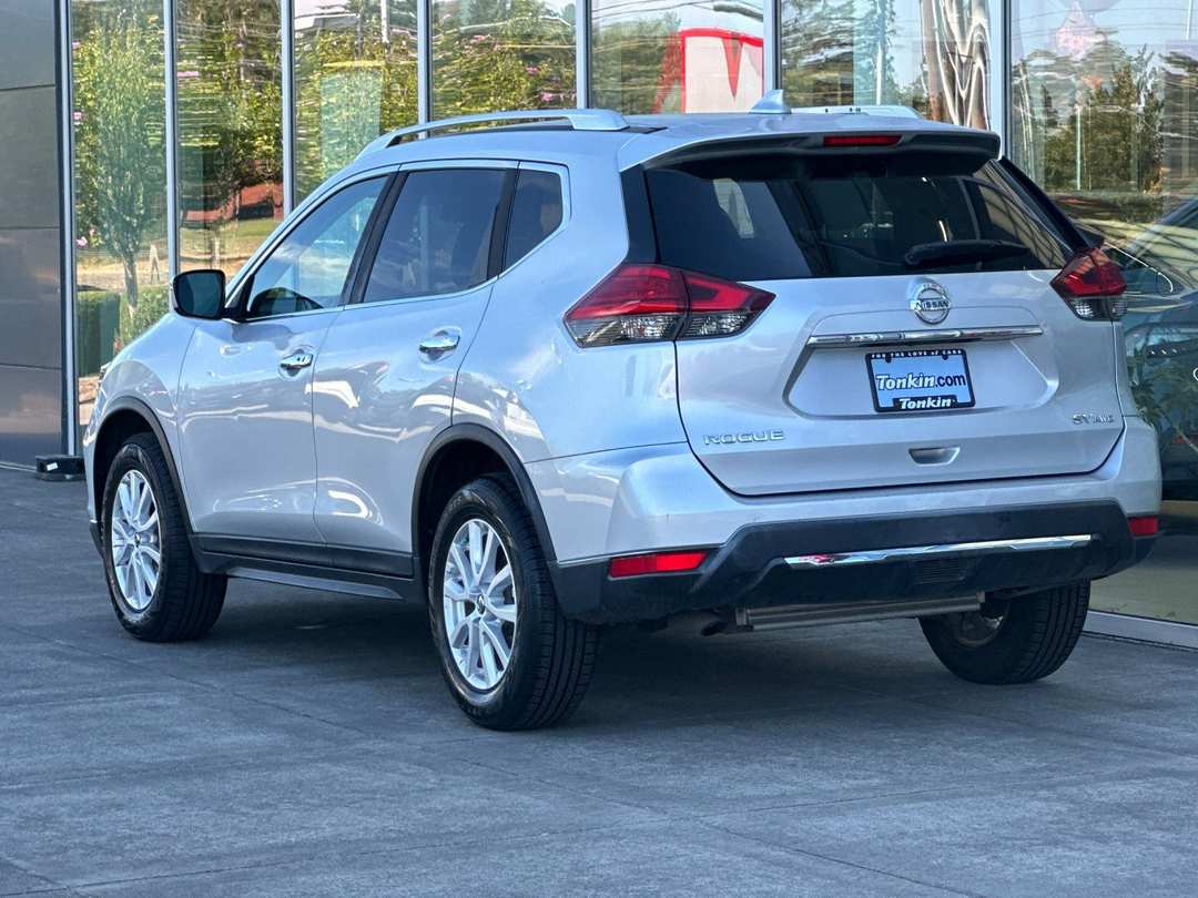 2017 Nissan Rogue SV - Image 5