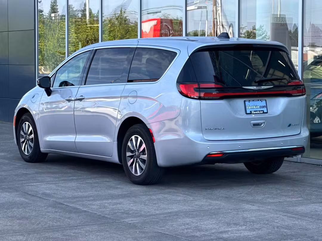 2024 Chrysler Pacifica Hybrid Select - Image 5