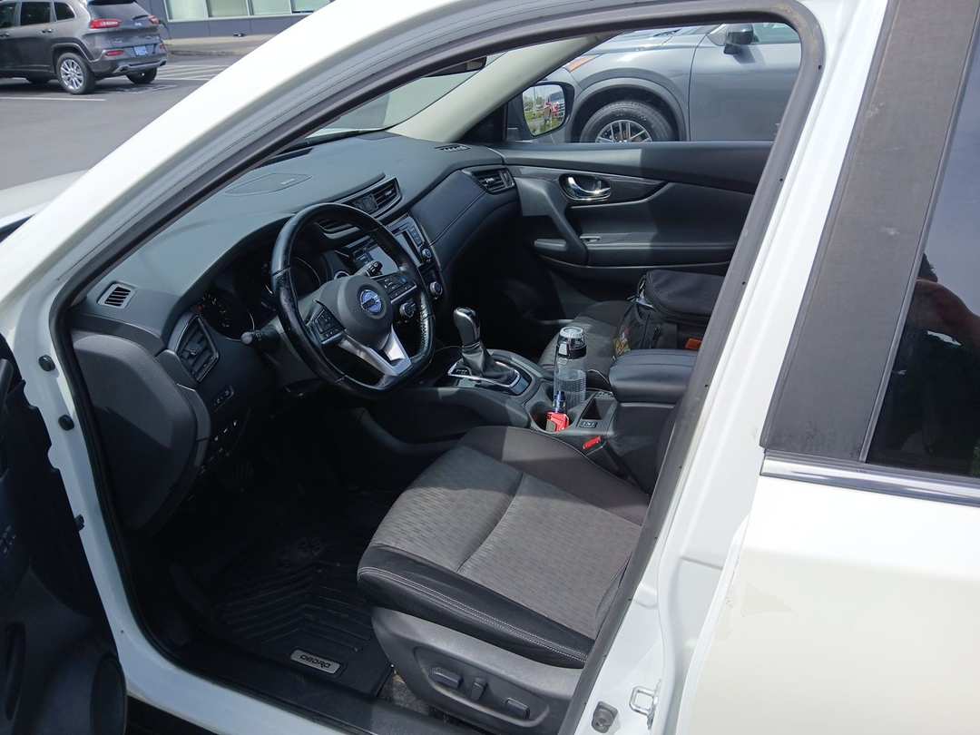 2020 Nissan Rogue SV - Image 3