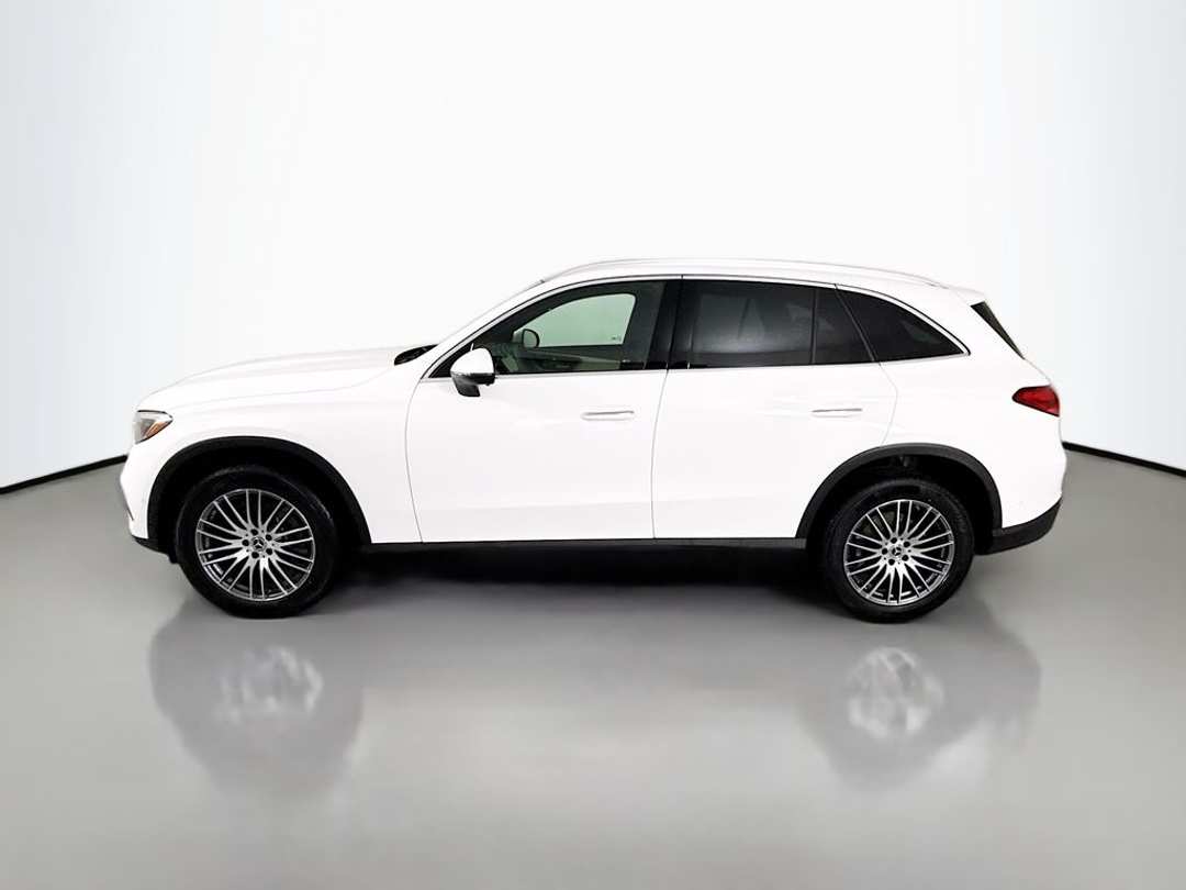 2026 Mercedes-Benz GLC 300 - Image 3
