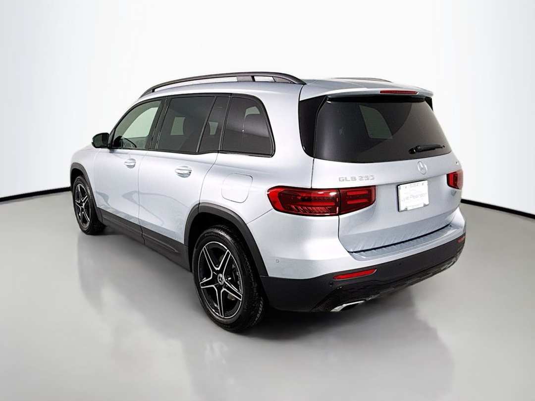 2025 Mercedes-Benz GLB 250 - Image 5