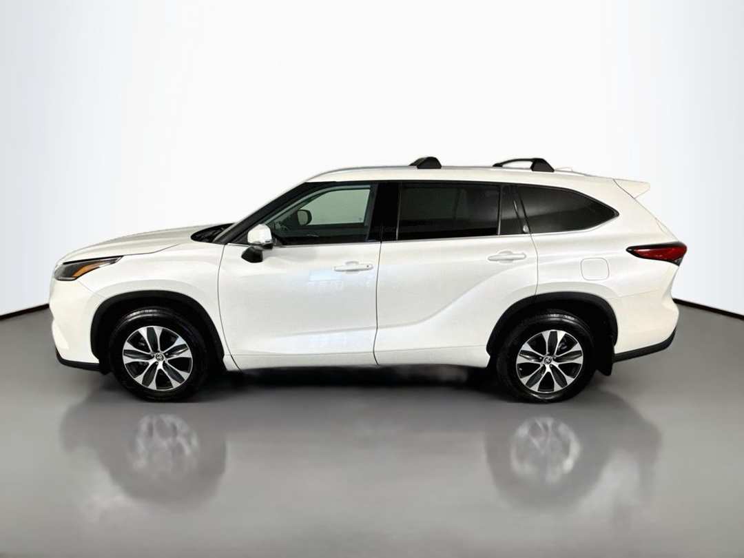 2021 Toyota Highlander XLE - Image 3