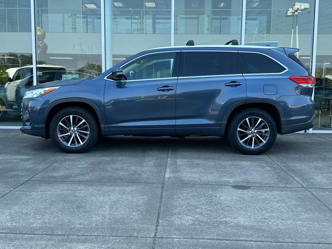 2017 Toyota Highlander XLE - Image 6