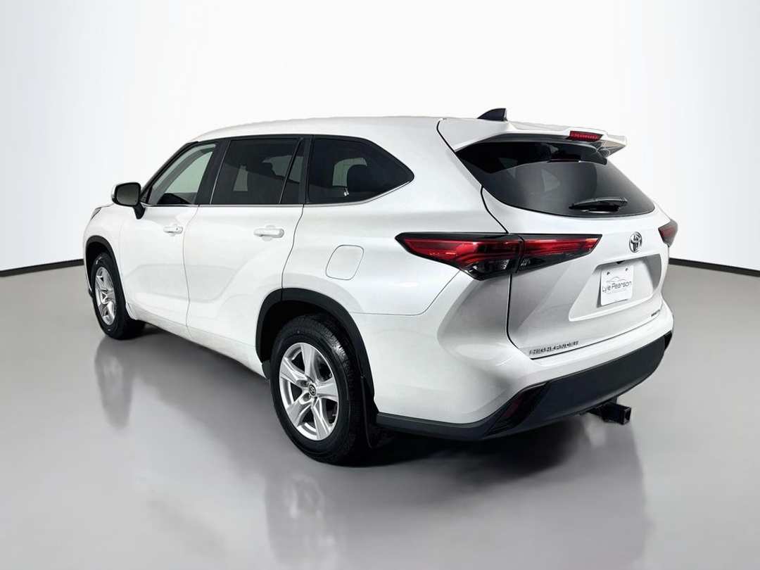 2023 Toyota Highlander LE - Image 5