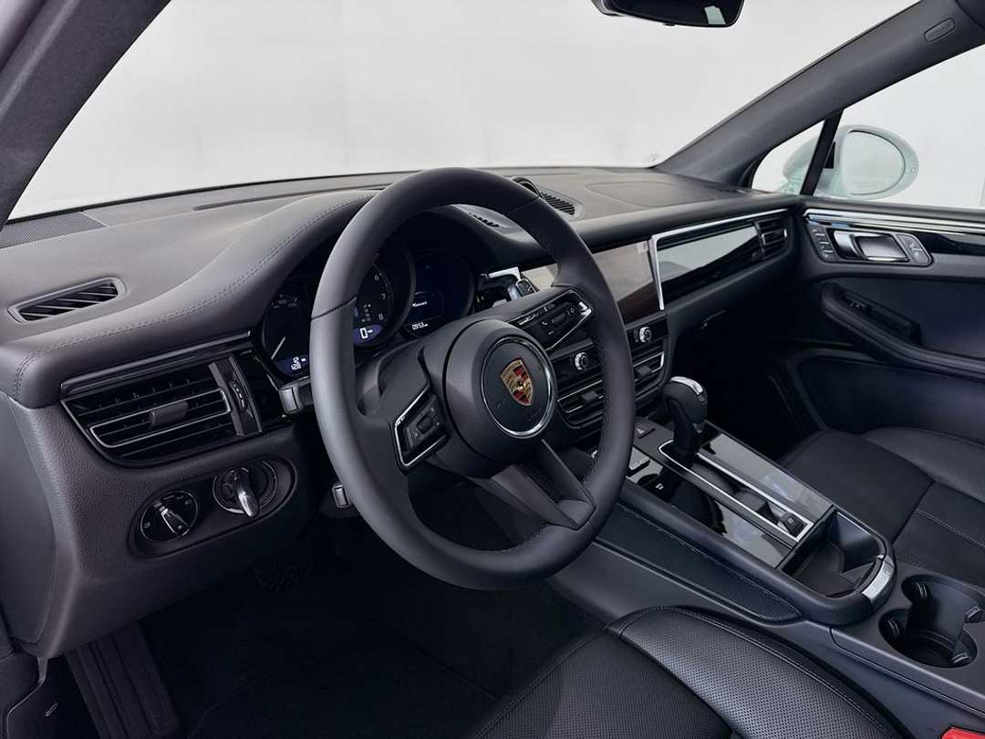 2026 Porsche Macan - Image 7