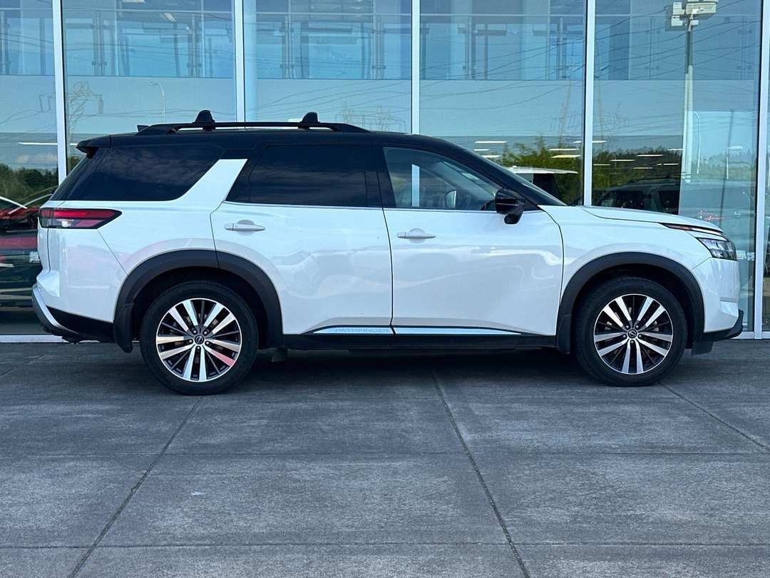 2023 Nissan Pathfinder Platinum - Image 2