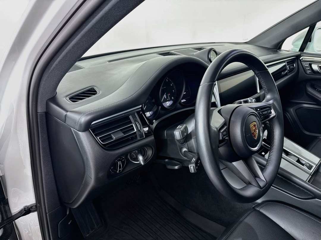 2023 Porsche Macan - Image 7