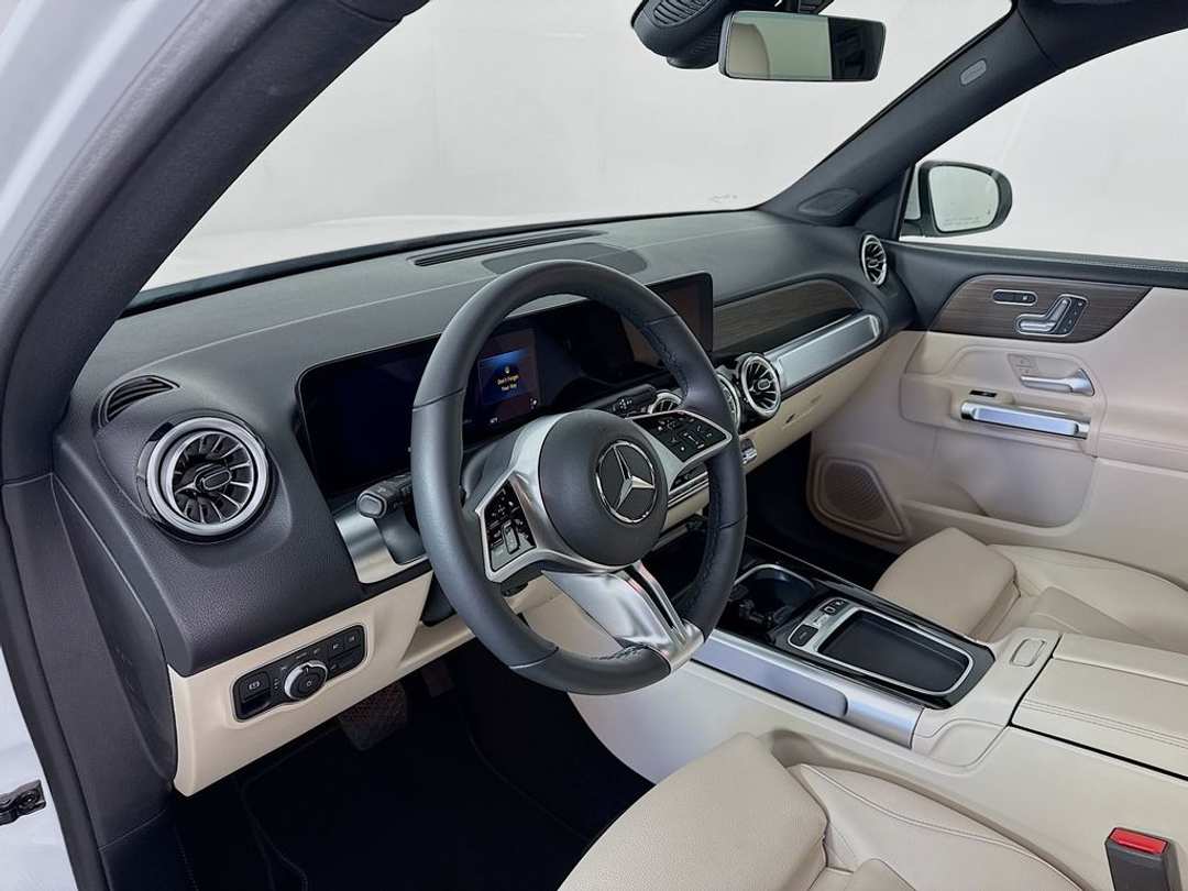 2025 Mercedes-Benz GLB 250 - Image 7