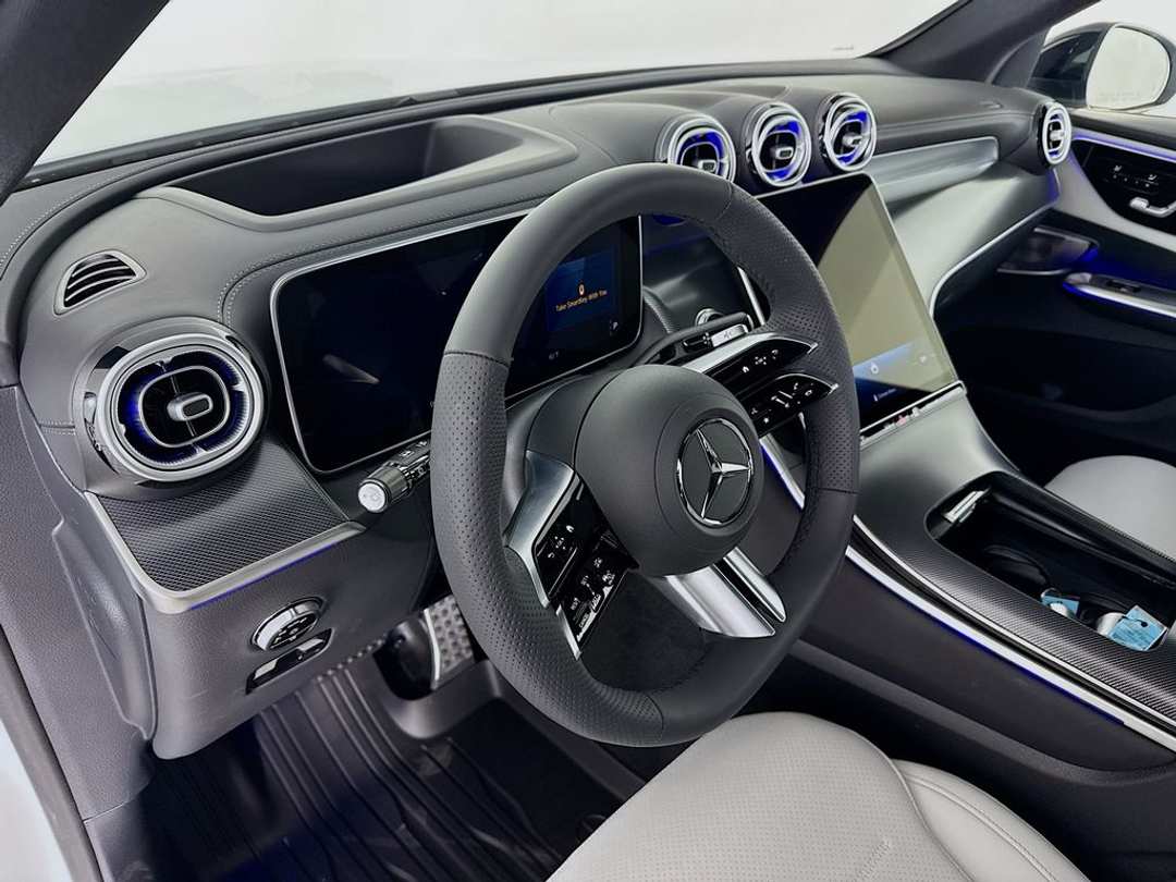 2026 Mercedes-Benz GLC 300 - Image 7
