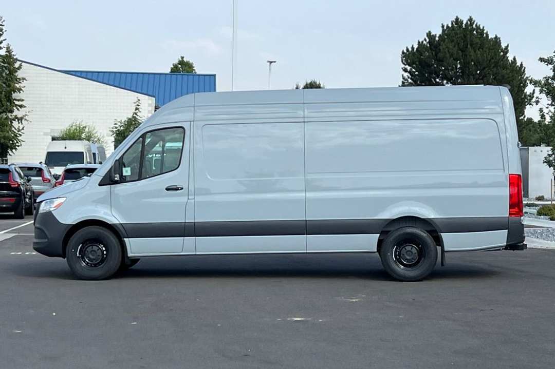 2024 Mercedes-Benz Sprinter 2500 Cargo 170 WB - Image 3
