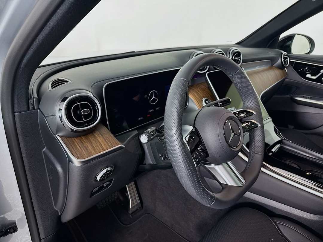 2026 Mercedes-Benz GLC 300 - Image 7