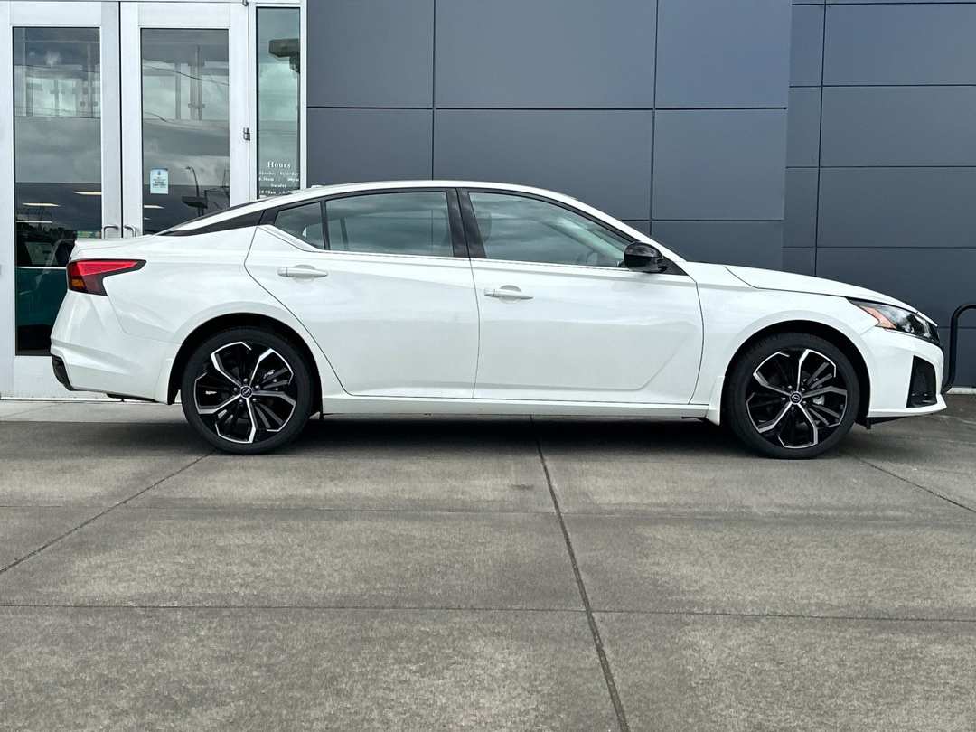 2025 Nissan Altima 2.5 SR - Image 2