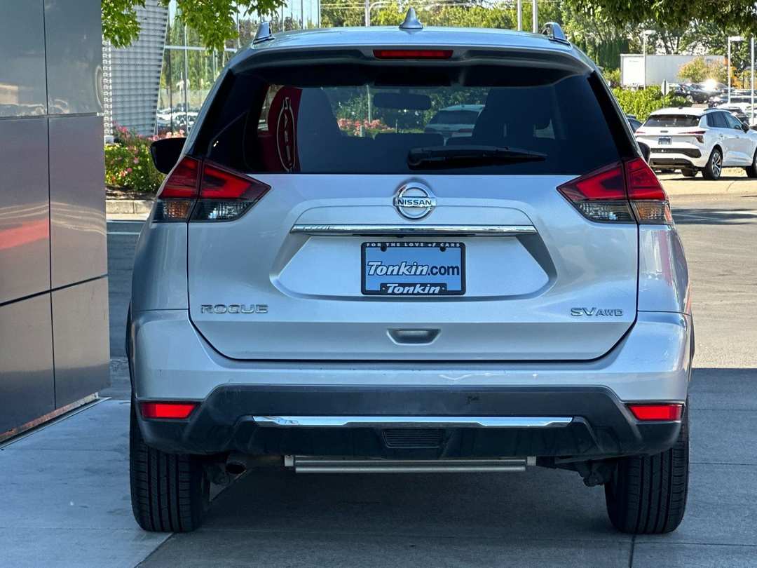 2017 Nissan Rogue SV - Image 4