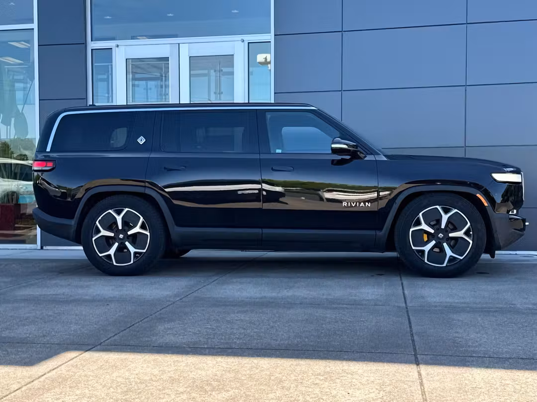 2023 Rivian R1S Adventure - Image 2
