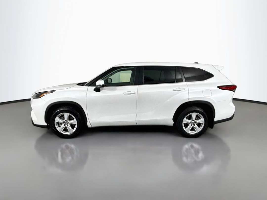 2023 Toyota Highlander LE - Image 3