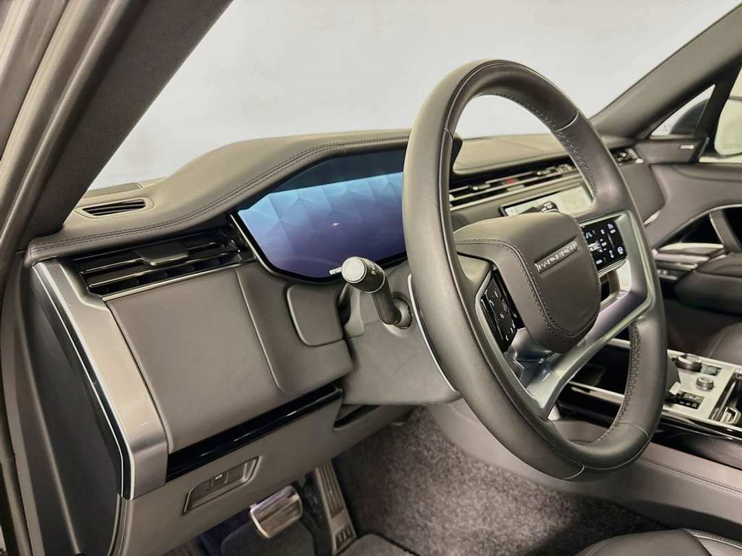 2023 Land Rover Range Rover SE - Image 7